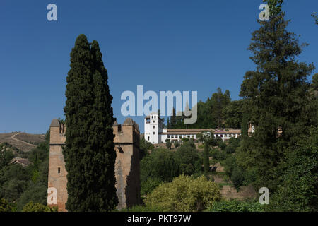 Spanien, Granada, Europa, Bäume und Gebäude gegen blauen Himmel Stockfoto