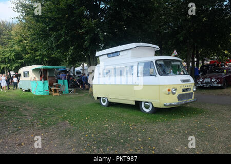 September 2018 - Retro Reisemobile auf dem Goodwood Revival Wochenende Stockfoto