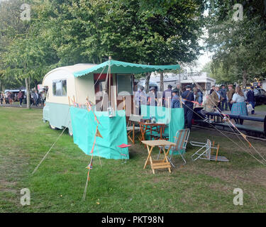 September 2018 - Retro Reisemobile auf dem Goodwood Revival Wochenende Stockfoto