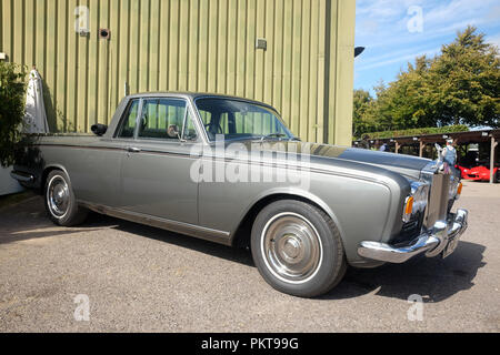 September 2018 gebauten Trainer Rolls Royce Silver Shadow Pick-up auf dem Goodwood Revival Wochenende Stockfoto