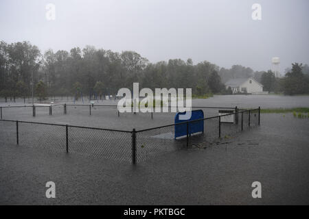 Washington, USA. 14 Sep, 2018. Eine tief liegende Gebiet ist mit Wasser in River Bend Stadt überflutet, North Carolina, USA, Sept. 14, 2018. Mindestens fünf Menschen sind bisher in der Nachmahd des Hurrikans Florenz, die Freitag Nachmittag zu einem tropischen Sturm mit Windgeschwindigkeiten von 70 mph (110 km/h entlang der US-Ostküste herabgestuft wurde getötet. Quelle: Liu Jie/Xinhua/Alamy leben Nachrichten Stockfoto