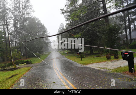 Washington, USA. 14 Sep, 2018. Kabel, die durch den Sturm beschädigt ist in River Bend Stadt gesehen, North Carolina, USA, Sept. 14, 2018. Mindestens fünf Menschen sind bisher in der Nachmahd des Hurrikans Florenz, die Freitag Nachmittag zu einem tropischen Sturm mit Windgeschwindigkeiten von 70 mph (110 km/h entlang der US-Ostküste herabgestuft wurde getötet. Quelle: Liu Jie/Xinhua/Alamy leben Nachrichten Stockfoto