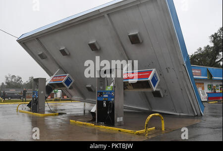 Washington, USA. 14 Sep, 2018. Eine Tankstelle in der Nähe der Küste, wurde durch den Sturm in Nord-carolina beschädigt, die Vereinigten Staaten, an Sept. 14, 2018. Mindestens fünf Menschen sind bisher in der Nachmahd des Hurrikans Florenz, die Freitag Nachmittag zu einem tropischen Sturm mit Windgeschwindigkeiten von 70 mph (110 km/h entlang der US-Ostküste herabgestuft wurde getötet. Quelle: Liu Jie/Xinhua/Alamy leben Nachrichten Stockfoto