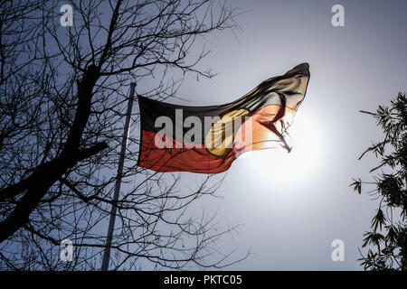 Adelaide Australien. 15. September 2018. Australian Aboriginal Flagge im Wind in Victoria Square Adelaide ist gegen die Sonne. Die Flagge wurde ursprünglich für die Landrechte in Bewegung von Harold Thomas entworfen und 1995 offiziell angenommen. Credit: Amer ghazzal/Alamy leben Nachrichten Stockfoto