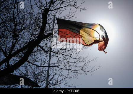 Adelaide Australien. 15. September 2018. Australian Aboriginal Flagge im Wind in Victoria Square Adelaide ist gegen die Sonne. Die Flagge wurde ursprünglich für die Landrechte in Bewegung von Harold Thomas entworfen und 1995 offiziell angenommen. Credit: Amer ghazzal/Alamy leben Nachrichten Stockfoto