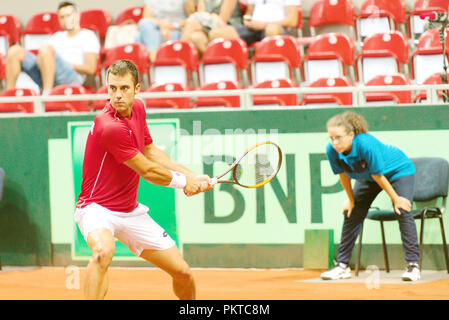 Kraljevo, Serbien. 14. September 2018. Laslo Djere von Serbien in Aktion in der ersten singles Match des Davis Cup 2018 Tennis World Group Play-off-Runde auf sportski Zentrum Ibar in Kraljevo, Serbien. Credit: karunesh Johri/Alamy Leben Nachrichten. Stockfoto