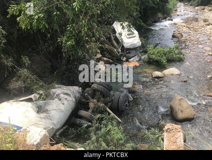 Hanoi. 15 Sep, 2018. Foto auf Sept. 15, 2018 wird der Ort eines Verkehrsunfalls in Vietnams Lai Chau Provinz. Ein Lkw stürzte in eine inter-provinziellen Trainer in Vietnams nördlichen gebirgigen Lai Chau Provinz am Samstag, den Tod von 12 Menschen getoetet und drei andere, die provinzielle Polizei sagte. Credit: VNA/Xinhua/Alamy leben Nachrichten Stockfoto