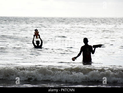 Mumbai, Indien. 14 Sep, 2018. Ein indisch-hinduistischen Devotee trägt ein Idol der elefantenköpfige Ganesha Hindu Gott für Eintauchen in Arabischen Meer am Juhu Beach auf der Ona und halber Tag der 10-tägige Festival Ganesh Chaturthi in Mumbai. Hindu devotees zu Hause Idole von Lord Ganesha, um seinen Segen für Weisheit und Wohlstand zu berufen. Credit: Azhar Khan/ZUMA Draht/Alamy leben Nachrichten Stockfoto