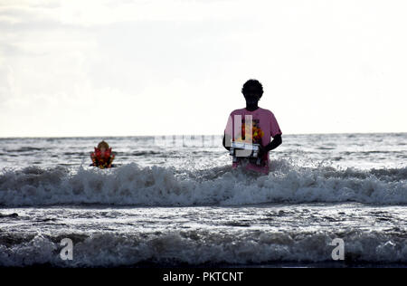 Mumbai, Indien. 14 Sep, 2018. Ein indisch-hinduistischen Devotee trägt ein Idol der elefantenköpfige Ganesha Hindu Gott für Eintauchen in Arabischen Meer am Juhu Beach auf der Ona und halber Tag der 10-tägige Festival Ganesh Chaturthi in Mumbai. Hindu devotees zu Hause Idole von Lord Ganesha, um seinen Segen für Weisheit und Wohlstand zu berufen. Credit: Azhar Khan/ZUMA Draht/Alamy leben Nachrichten Stockfoto