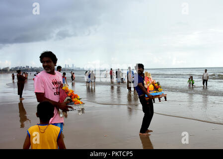 Mumbai, Indien. 14 Sep, 2018. Ein indisch-hinduistischen Devotee trägt ein Idol der elefantenköpfige Ganesha Hindu Gott für Eintauchen in Arabischen Meer am Juhu Beach auf der Ona und halber Tag der 10-tägige Festival Ganesh Chaturthi in Mumbai. Hindu devotees zu Hause Idole von Lord Ganesha, um seinen Segen für Weisheit und Wohlstand zu berufen. Credit: Azhar Khan/ZUMA Draht/Alamy leben Nachrichten Stockfoto