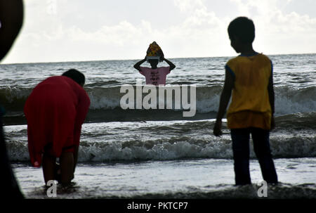 Mumbai, Indien. 14 Sep, 2018. Ein indisch-hinduistischen Devotee trägt ein Idol der elefantenköpfige Ganesha Hindu Gott für Eintauchen in Arabischen Meer am Juhu Beach auf der Ona und halber Tag der 10-tägige Festival Ganesh Chaturthi in Mumbai. Hindu devotees zu Hause Idole von Lord Ganesha, um seinen Segen für Weisheit und Wohlstand zu berufen. Credit: Azhar Khan/ZUMA Draht/Alamy leben Nachrichten Stockfoto