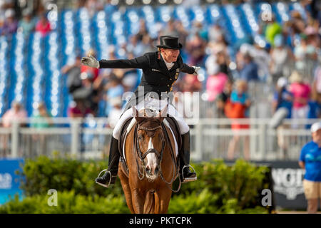 Tryon, USA. 14 Sep, 2018. Reiten, FEI World Equestrian Spiel 2018, Grand Prix Special: Isabell Werth feiert ihren Sieg an Bella Rose. Quelle: Stefan Lafrentz/dpa/Alamy leben Nachrichten Stockfoto