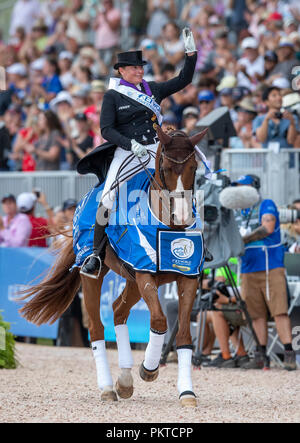 Tryon, USA. 14 Sep, 2018. Reiten, FEI World Equestrian Spiel 2018, Grand Prix Special: Isabell Werth aus Deutschland feiert ihren Sieg an Bella Rose. Quelle: Stefan Lafrentz/dpa/Alamy leben Nachrichten Stockfoto