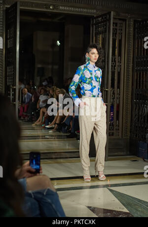 London, Großbritannien. 14. September 2018. Ashley Isham von Während der Fashion Scout SS 19. Credit: Marcin Libera Fashion Scout, die Internationale Ausstellung für Mode Pioniere, ist Großbritanniens größte unabhängige Plattform für aufstrebende und etablierten design Talent während der London Fashion Week. Credit: Marcin Libera/Alamy leben Nachrichten Stockfoto