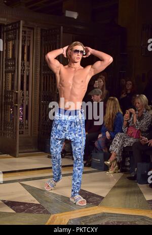 London, Großbritannien. 14. September 2018. Ashley Isham von Während der Fashion Scout SS 19. Credit: Marcin Libera Fashion Scout, die Internationale Ausstellung für Mode Pioniere, ist Großbritanniens größte unabhängige Plattform für aufstrebende und etablierten design Talent während der London Fashion Week. Credit: Marcin Libera/Alamy leben Nachrichten Stockfoto