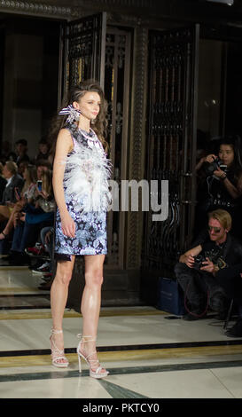 London, Großbritannien. 14. September 2018. Ashley Isham von Während der Fashion Scout SS 19. Credit: Marcin Libera Fashion Scout, die Internationale Ausstellung für Mode Pioniere, ist Großbritanniens größte unabhängige Plattform für aufstrebende und etablierten design Talent während der London Fashion Week. Credit: Marcin Libera/Alamy leben Nachrichten Stockfoto