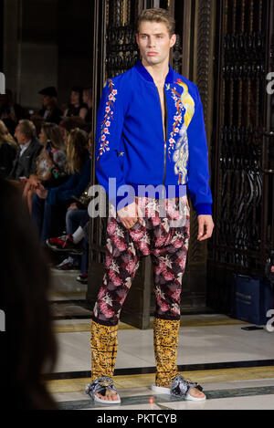 London, Großbritannien. 14. September 2018. Ashley Isham von Während der Fashion Scout SS 19. Credit: Marcin Libera Fashion Scout, die Internationale Ausstellung für Mode Pioniere, ist Großbritanniens größte unabhängige Plattform für aufstrebende und etablierten design Talent während der London Fashion Week. Credit: Marcin Libera/Alamy leben Nachrichten Stockfoto