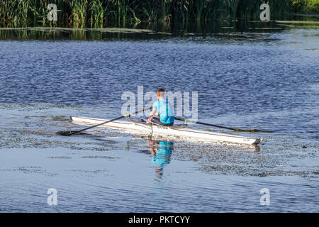 Northampton. Großbritannien Wetter. 15. September 2018. Mitglieder der Northampton Ruderclub auf ther Fluss Nene heute Morgen im hellen, sonnigen Wetter. Credit: Keith J Smith./Alamy leben Nachrichten Stockfoto