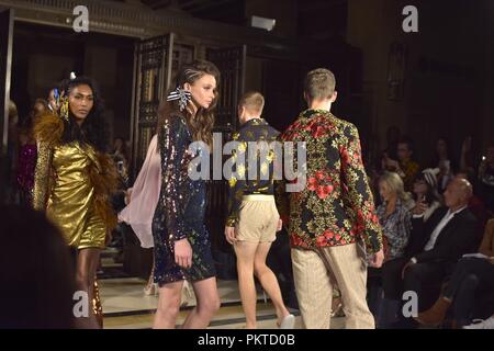 London, Großbritannien. 14. September 2018. Ashley Isham von Während der Fashion Scout SS 19. Credit: Marcin Libera Fashion Scout, die Internationale Ausstellung für Mode Pioniere, ist Großbritanniens größte unabhängige Plattform für aufstrebende und etablierten design Talent während der London Fashion Week. Credit: Marcin Libera/Alamy leben Nachrichten Stockfoto
