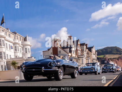 Sidmouth, 15. September 18 Eine E type Jaguar schlossen sich Hunderte von anderen klassischen Autos auf der Esplanade rolling in Sidmouth, bevor er die Classic Car Show, auf Cricket Ground der Stadt mit Blick auf das Meer statt. Foto Central/Alamy leben Nachrichten Stockfoto