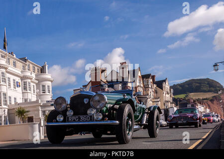 Sidmouth, 15. September 18 klassische Autos rollen auf der Esplanade in Sidmouth, bevor er die Classic Car Show, auf Cricket Ground der Stadt mit Blick auf das Meer statt. Foto Central/Alamy leben Nachrichten Stockfoto