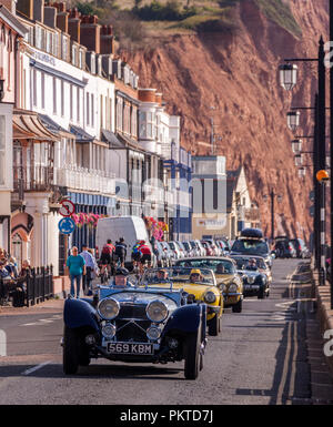 Sidmouth, 15. September 18 klassische Autos rollen auf der Esplanade in Sidmouth, bevor er die Classic Car Show, auf Cricket Ground der Stadt mit Blick auf das Meer statt. Foto Central/Alamy leben Nachrichten Stockfoto