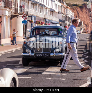 Sidmouth, 15. September 18 klassische Autos rollen auf der Esplanade in Sidmouth, bevor er die Classic Car Show, auf Cricket Ground der Stadt mit Blick auf das Meer statt. Foto Central/Alamy leben Nachrichten Stockfoto