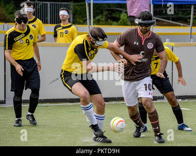 15 September 2018, Hamburg: serdal Celebi (r), FC St. Pauli footballer für Blinde, spielt einen Ball an der 11 blinde Fußball-Meister auf dem Gelände des Bildungszentrum für Blinde und Sehbehinderte Borgweg bin. Celebi ist der erste blinde Fußball Spieler für das "Tor des Monats" der ARD Sportschau nominiert zu werden. Foto: Axel Heimken/dpa Stockfoto