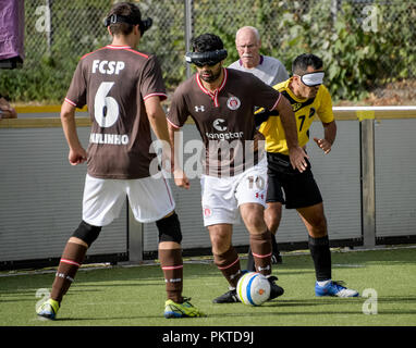 15 September 2018, Hamburg: serdal Celebi (M), FC St. Pauli footballer für Blinde, spielt an der 11 blinde Fußball-Meister auf dem Gelände des Bildungszentrum für Blinde und Sehbehinderte Borgweg bin. Celebi ist der erste blinde Fußball Spieler für das "Tor des Monats" der ARD Sportschau nominiert zu werden. Foto: Axel Heimken/dpa Stockfoto