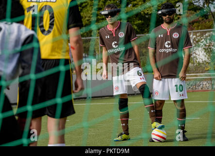 15 September 2018, Hamburg: serdal Celebi (r), FC St. Pauli footballer für Blinde, wartet auf einen Elfmeter in der 11 blinde Fußball-Meister auf dem Gelände des Bildungszentrum für Blinde und Sehbehinderte Borgweg bin. Celebi ist der erste blinde Fußball Spieler für das "Tor des Monats" der ARD Sportschau nominiert zu werden. Foto: Axel Heimken/dpa Stockfoto