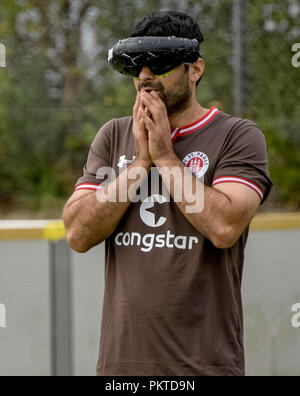 15 September 2018, Hamburg: serdal Celebi, FC St. Pauli footballer für Blinde, ist auf dem Platz an der 11 blinde Fußball-Meister auf dem Gelände des Bildungszentrum für Blinde und Sehbehinderte am Borgweg. Celebi ist der erste blinde Fußball Spieler für das "Tor des Monats" der ARD Sportschau nominiert zu werden. Foto: Axel Heimken/dpa Stockfoto