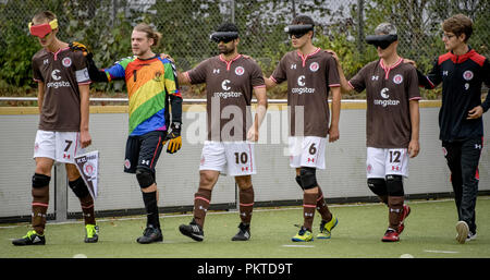 15 September 2018, Hamburg: serdal Celebi (3. von links), FC St. Pauli footballer für Blinde, kommt zu den 11 Blinden Fußball-Meister auf dem Gelände des Ausbildungszentrums für Blinde und Sehbehinderte am Borgweg mit dem Team. Celebi ist der erste blinde Fußball Spieler für das "Tor des Monats" der ARD Sportschau nominiert zu werden. Foto: Axel Heimken/dpa Stockfoto