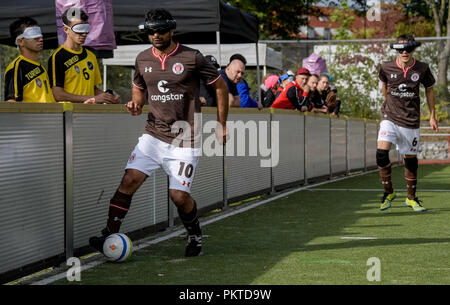 15 September 2018, Hamburg: serdal Celebi (l), FC St. Pauli footballer für Blinde, spielt an der 11 blinde Fußball-Meister auf dem Gelände des Bildungszentrum für Blinde und Sehbehinderte Borgweg bin. Celebi ist der erste blinde Fußball Spieler für das "Tor des Monats" der ARD Sportschau nominiert zu werden. Foto: Axel Heimken/dpa Stockfoto