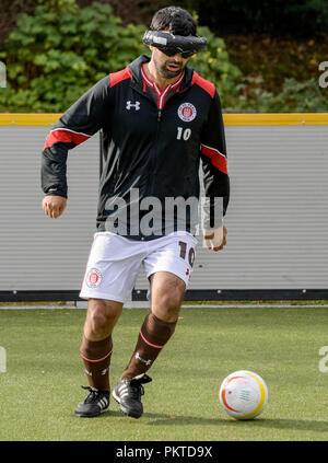 15 September 2018, Hamburg: serdal Celebi, FC St. Pauli footballer für Blinde, spielt einen Ball an der 11 blinde Fußball-Meister auf dem Gelände des Bildungszentrum für Blinde und Sehbehinderte Borgweg bin. Celebi ist der erste blinde Fußball Spieler für das "Tor des Monats" der ARD Sportschau nominiert zu werden. Foto: Axel Heimken/dpa Stockfoto