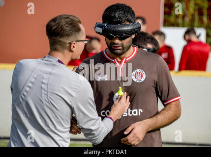 15 September 2018, Hamburg: serdal Celebi (r), FC St. Pauli footballer für Blinde, spricht mit der Schiedsrichter in der 11 Meister auf dem Gelände des Bildungszentrum für Blinde und Sehbehinderte am Borgweg. Celebi ist der erste blinde Fußball Spieler für das "Tor des Monats" der ARD Sportschau nominiert zu werden. Foto: Axel Heimken/dpa Stockfoto