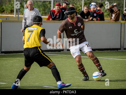 15 September 2018, Hamburg: serdal Celebi (2. von rechts), FC St. Pauli footballer für Blinde, spielt an der 11 blinde Fußball-Meister auf dem Gelände des Bildungszentrum für Blinde und Sehbehinderte Borgweg bin. Celebi ist der erste blinde Fußball Spieler für das "Tor des Monats" der ARD Sportschau nominiert zu werden. Foto: Axel Heimken/dpa Stockfoto