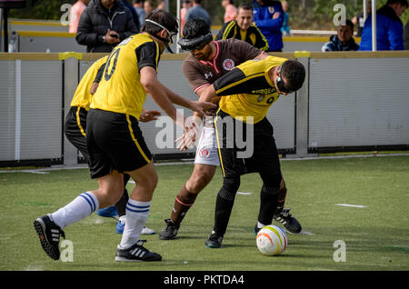 15 September 2018, Hamburg: serdal Celebi (2. von rechts), FC St. Pauli footballer für Blinde, spielt an der 11 blinde Fußball-Meister auf dem Gelände des Bildungszentrum für Blinde und Sehbehinderte Borgweg bin. Celebi ist der erste blinde Fußball Spieler für das "Tor des Monats" der ARD Sportschau nominiert zu werden. Foto: Axel Heimken/dpa Stockfoto