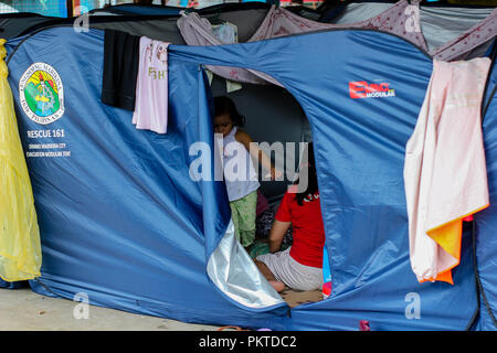 Manila, NCR, Philippinen. 15 Sep, 2018. Eine Familie in der Evakuierung Zelten der Basketballplatz der Malanday Marikina City. Am 14. September 2018, Super Typhoon Mangkhut auf den Philippinen mit Windgeschwindigkeiten von 205 Kilometern pro Stunde (km/h) und Böen bis 255 km/h. Mehr als tausend philippinischen Bürger im ganzen Land betroffen sind. Credit: ZUMA Press, Inc./Alamy leben Nachrichten Stockfoto