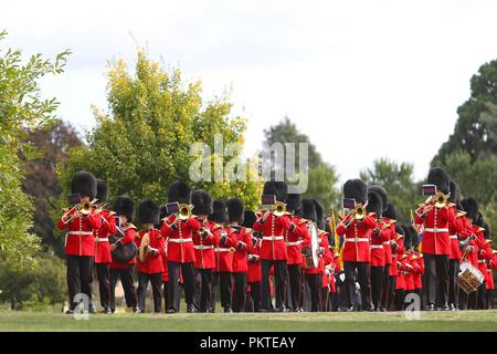 Worcester, Worcestershire, Großbritannien. 15. September 2018. Die Band des Grenadier Guards März auf das Trommelfell Service in Gheluvelt Park, Worcester. Peter Lopeman/Alamy leben Nachrichten Stockfoto