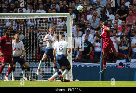 London, Großbritannien. 15. Sep 2018. London, Großbritannien. 15. September 2018. Georginio Wijnaldum von Liverpool punktet mit einem Kopf während der Premier League Match zwischen den Tottenham Hotspur und Liverpool im Wembley Stadium am 15. September 2018 in London, England. Redaktion VERWENDEN SIE NUR Credit: PHC Images/Alamy Live Nachrichten Leitartikel nur mit der Credit: PHC Images/Alamy leben Nachrichten Stockfoto