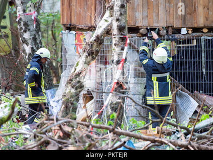 15. September 2018, Nordrhein-Westfalen, Kerpen: Feuerwehrleute sind im Einsatz auf einer Hütte im Hambacher Forst. Mindestens eine Person sagte, in der Hütte, für mehr als 24 Stunden verankert worden zu sein. Das Spiel im Hambacher Forst wird fortgesetzt. Foto: Christophe Kirschtorte/dpa Stockfoto