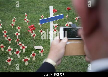 Worcester, Worcestershire, Großbritannien. 15. September 2018. Ein ex-Veteran nimmt ein Foto auf seinem Handy von Memorial Kreuze am Trommelfell Service bei Gheluvelt Park, Worcester. Peter Lopeman/Alamy leben Nachrichten Stockfoto