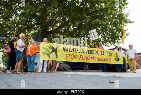 Offenbach, Hessen. 15 Sep, 2018. Die Demonstranten halten ein Transparent vor dem Offenbach Lounge mit der Aufschrift "Keine Nacht Flüge: 22-6 Uhr Stop Airport Expansion" vor dem offiziellen Start der SPD Hessen Wahlkampf. Die Wahlen in Hessen wird am 28. Oktober stattfinden. Credit: Silas Stein/dpa/Alamy leben Nachrichten Stockfoto