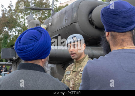 London, 15. September 2018 britische Armee Tag der offenen Tür zu den jährlichen Gedenkfeiern Saragarhi dieses feiert eine epische Schlacht, wo 21 Sikh Soldaten einen letzten Standplatz gegen 10.000 Feind Stammesangehörigen im Jahre 1897 ein Army Air Corp Apache Kampfhubschrauber pilot fanden Gespräche zu einigen Sikh Besucher neben seinen Hubschrauber Credit Ian Davidson/Alamy Leben Nachrichten markieren Stockfoto