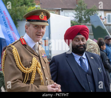 London, 15. September 2018 britische Armee Tag der offenen Tür zu den jährlichen Gedenkfeiern Saragarhi dieses feiert eine epische Schlacht, wo 21 Sikh Soldaten einen letzten Standplatz gegen 10.000 Feind Stammesangehörige in Major General Ben 1897 Bathurst CBE Allgemeine Offizier befiehlt Londoner Bezirk nahm Markus, spricht mit einigen lokalen Sikhs auf der Veranstaltung Credit Ian Davidson/Alamy leben Nachrichten Stockfoto