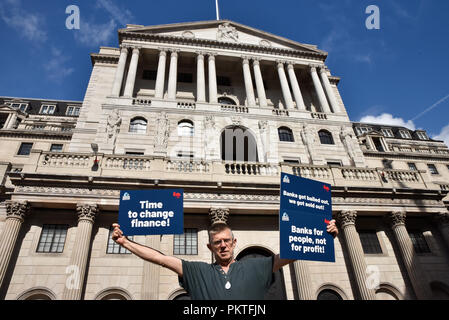 Bank, London, UK. 15. September 2018. Demonstration gegenüber der Bank von England aus Anlaß des 10. Jahrestages der Zusammenbruch von Lehman Brothers Bank, die auf die globale Finanzkrise führen. Quelle: Matthew Chattle/Alamy leben Nachrichten Stockfoto