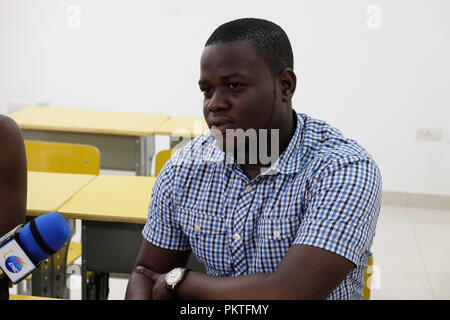 (180915)-BEIJING, Sept. 15, 2018 (Xinhua) - Nathan Ankrah, ein Student von der Universität von Ghana, erhält ein Interview mit der Nachrichtenagentur Xinhua in Accra, der Hauptstadt von Ghana, Sept. 10, 2018. Mit Xinhua Schlagzeilen: Afrikanische Jugendliche halten hohe Erwartungen für Chinas Initiativen auf Afrika (Xinhua) (WTC) Stockfoto