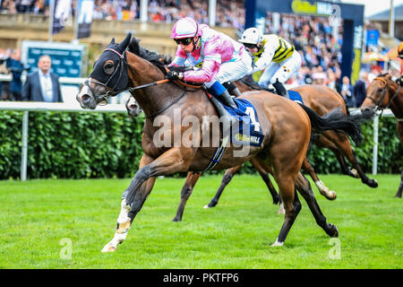 Doncaster, Großbritannien. 15 Sep 2018, Doncaster Racecourse, Doncaster, England; 2018 St Leger Festival William Hill St Leger Tag, 13,50 William Hill Portland Handicap, eine Momentofmadness geritten von W Buick gewinnt den 14.50; Quelle: News Images/Alamy leben Nachrichten Stockfoto