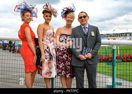 Doncaster, Großbritannien. 15 Sep 2018, Doncaster Racecourse, Doncaster, England; 2018 St Leger Festival William Hill St Leger Tag, Racing Vorschau, Racegoers genießen das Wetter in Doncaster Rennen; Quelle: News Images/Alamy leben Nachrichten Stockfoto