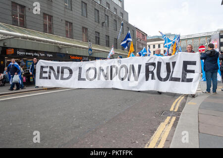 Glasgow, Schottland, Großbritannien. 15. September 2018. Ein Banner sagen End London Regel von Aktivisten für die schottische Unabhängigkeit marschieren durch die Straßen von Glasgow durchgeführt wird. Die Kundgebung wurde von der Gruppe Hoffnung über Furcht organisiert und mit dem Namen dieses Mal ist es ja. Der März war von der Gruppe Saor Alba organisiert und reiste von Clyde Ort durch die Stadt die Rallye auf dem George Square zu verbinden. Credit: Skully/Alamy leben Nachrichten Stockfoto